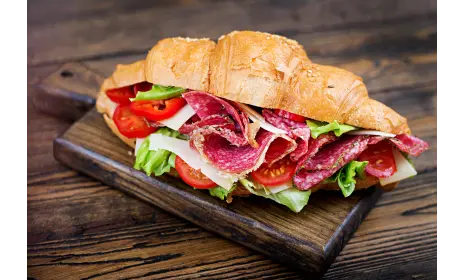 Sandviș cald cu salam crud-afumat
