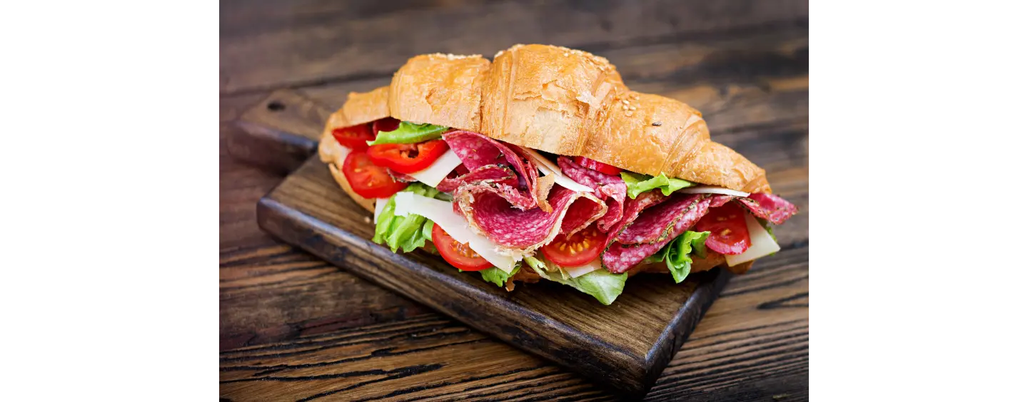 Sandviș cald cu salam crud-afumat